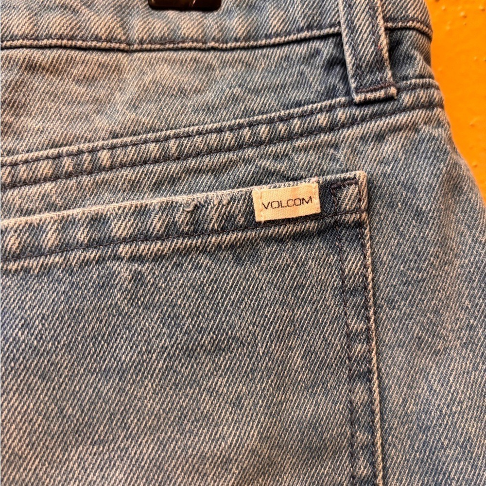 Volcom Stoned Rolled Distressed Denim Shorts Light Wash Blue Size 9 29 Waist - Picture 3 of 9